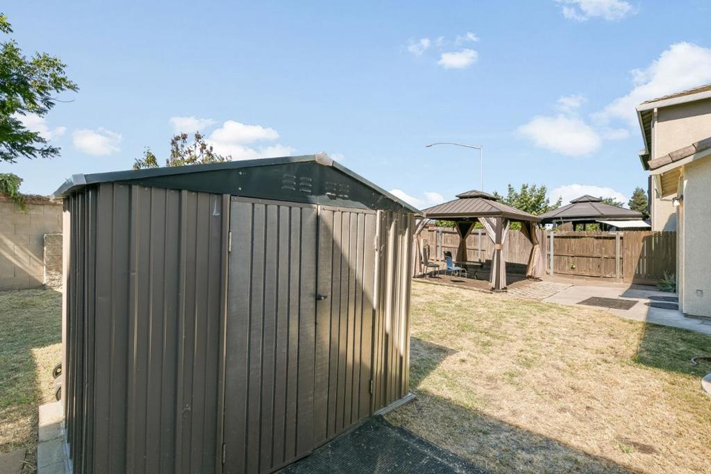 2027 Evening St Property Photo 55