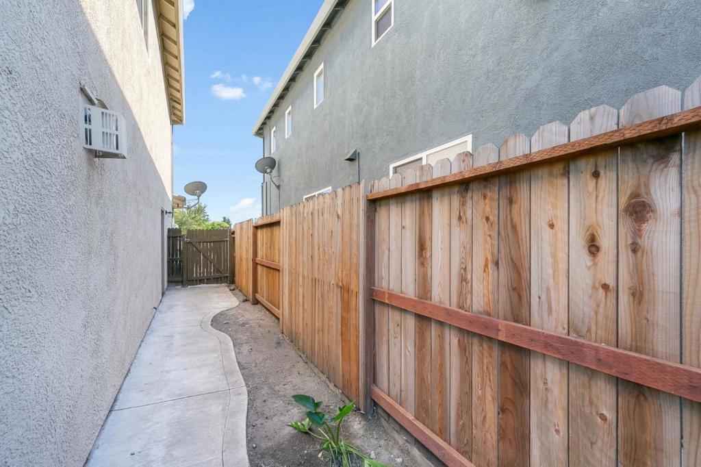 2027 Evening St Property Photo 56