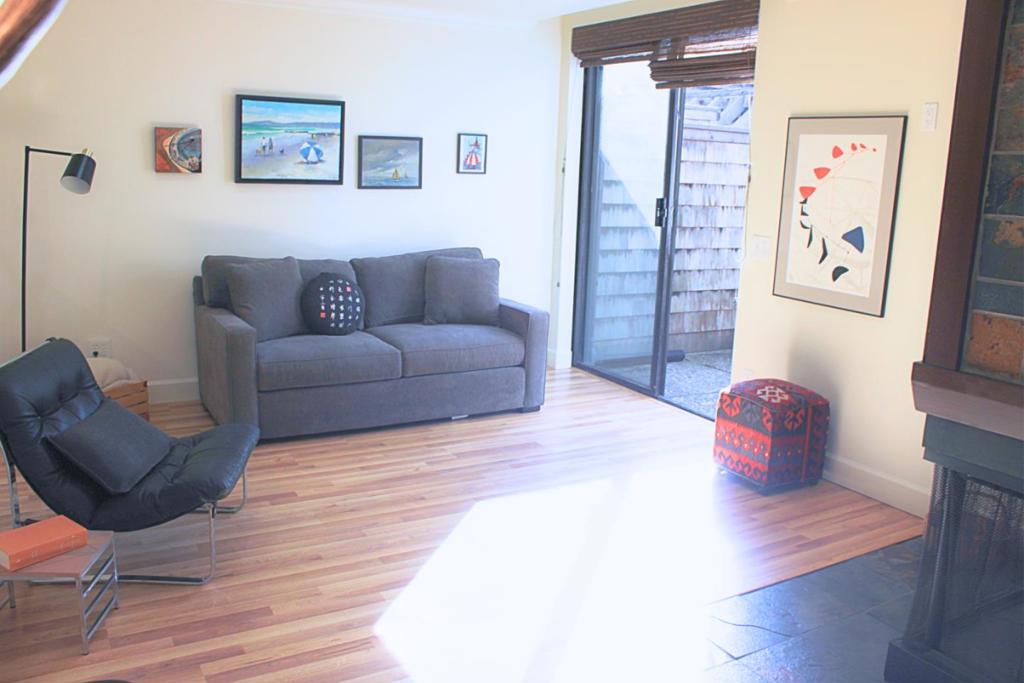 461 Dela Vina Avenue 104 Property Photo 9