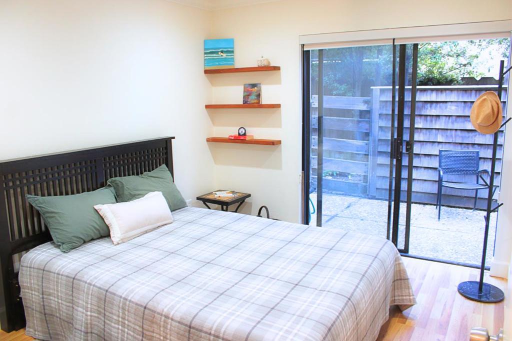 461 Dela Vina Avenue 104 Property Photo 24