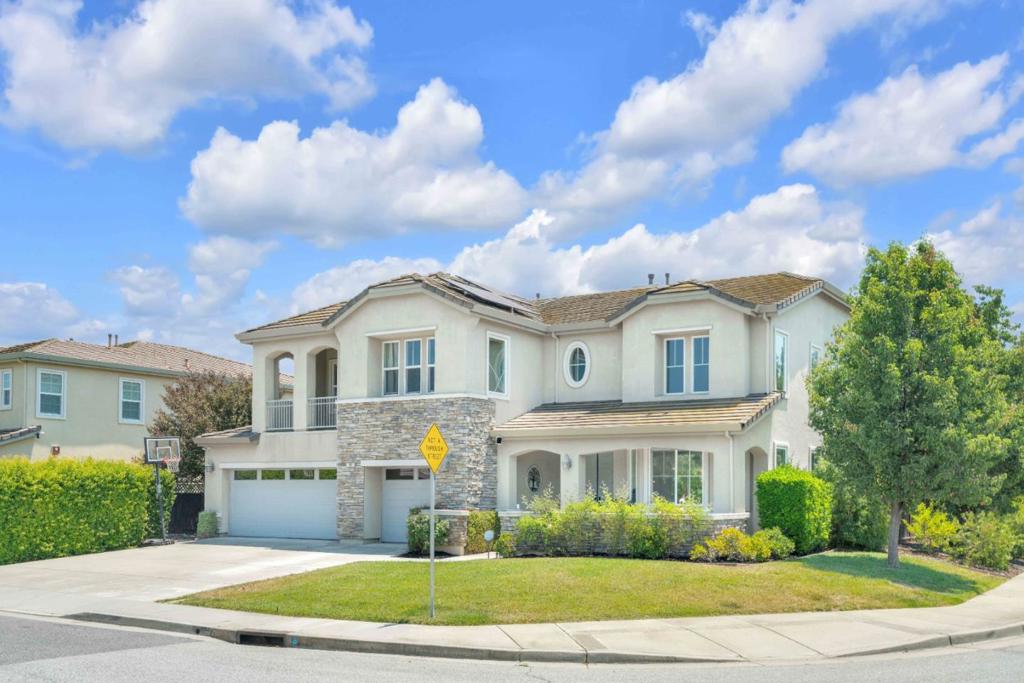 190 Fennel Court Property Photo 2