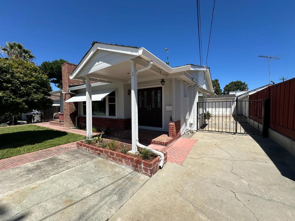 880 Sherman Oaks Drive Property Photo 3