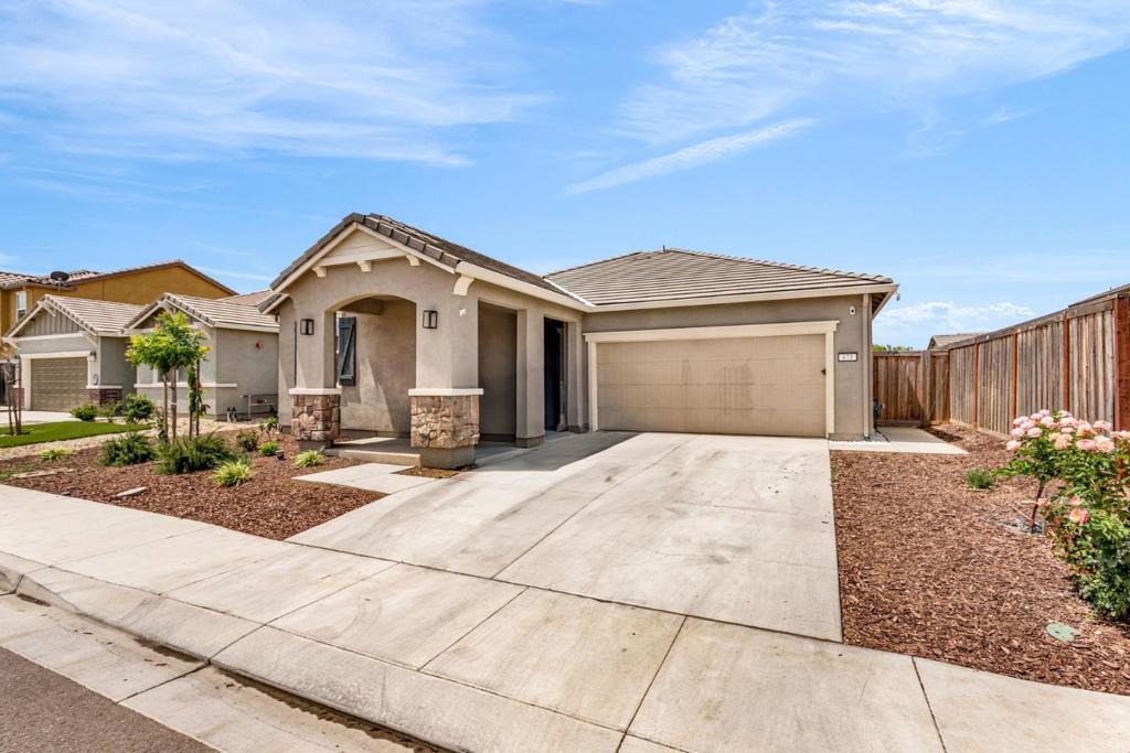 673 Dorset Drive Property Photo 4