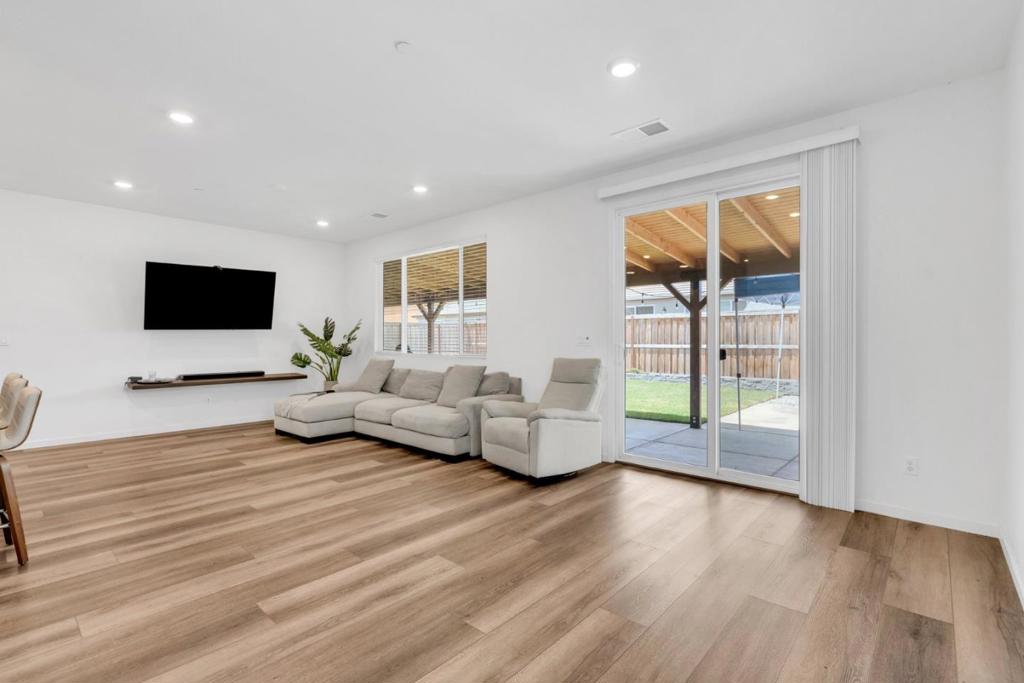 673 Dorset Drive Property Photo 10