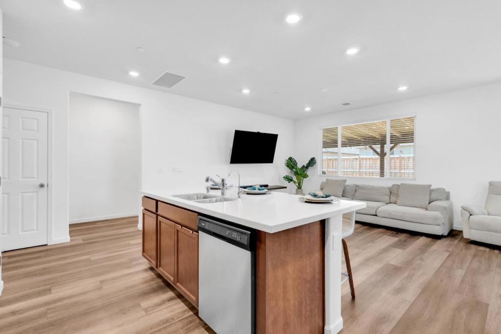 673 Dorset Drive Property Photo 14