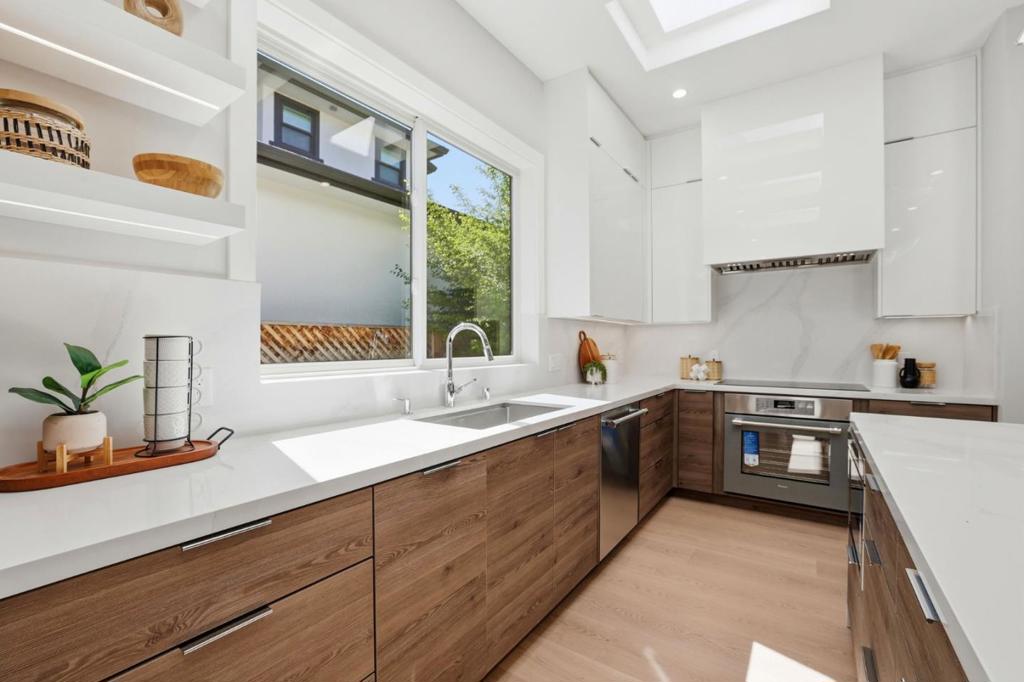 10536 S Tantau Avenue Property Photo 8