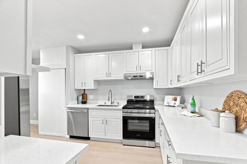 901903 Hanover Street Property Photo 17