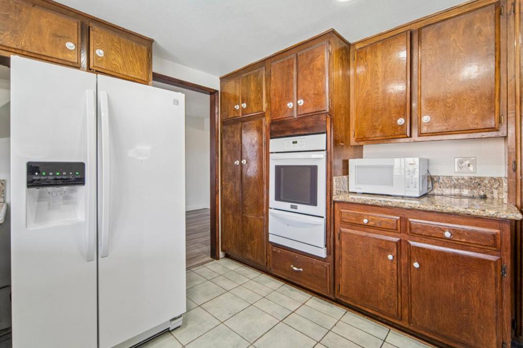1129 E Helmick Street Property Photo 17