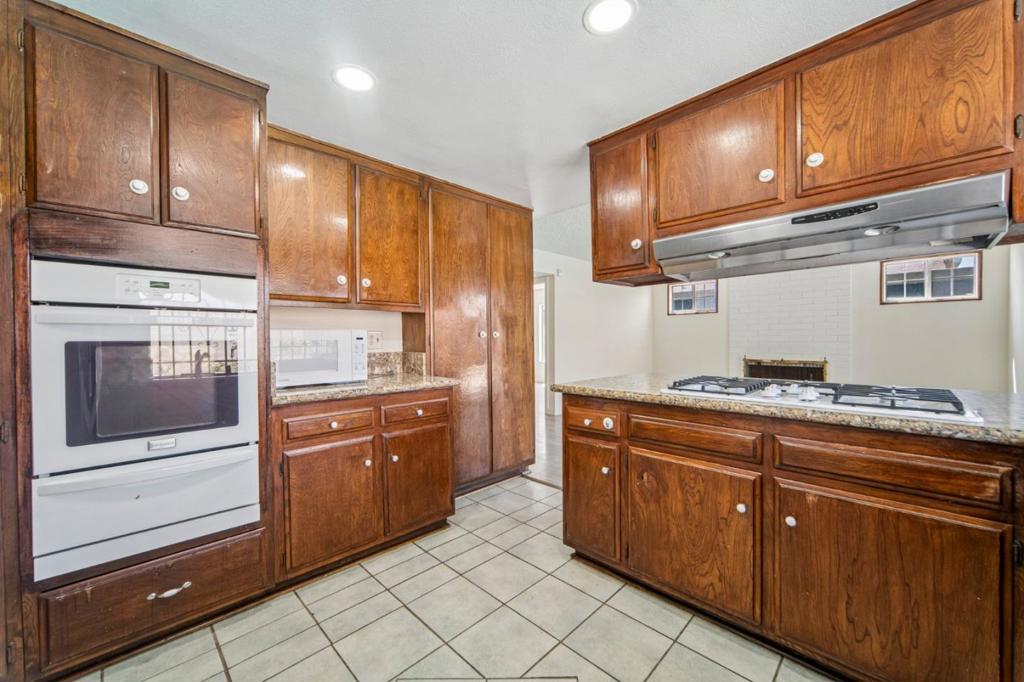 1129 E Helmick Street Property Photo 18