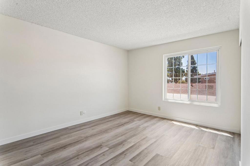 1129 E Helmick Street Property Photo 30