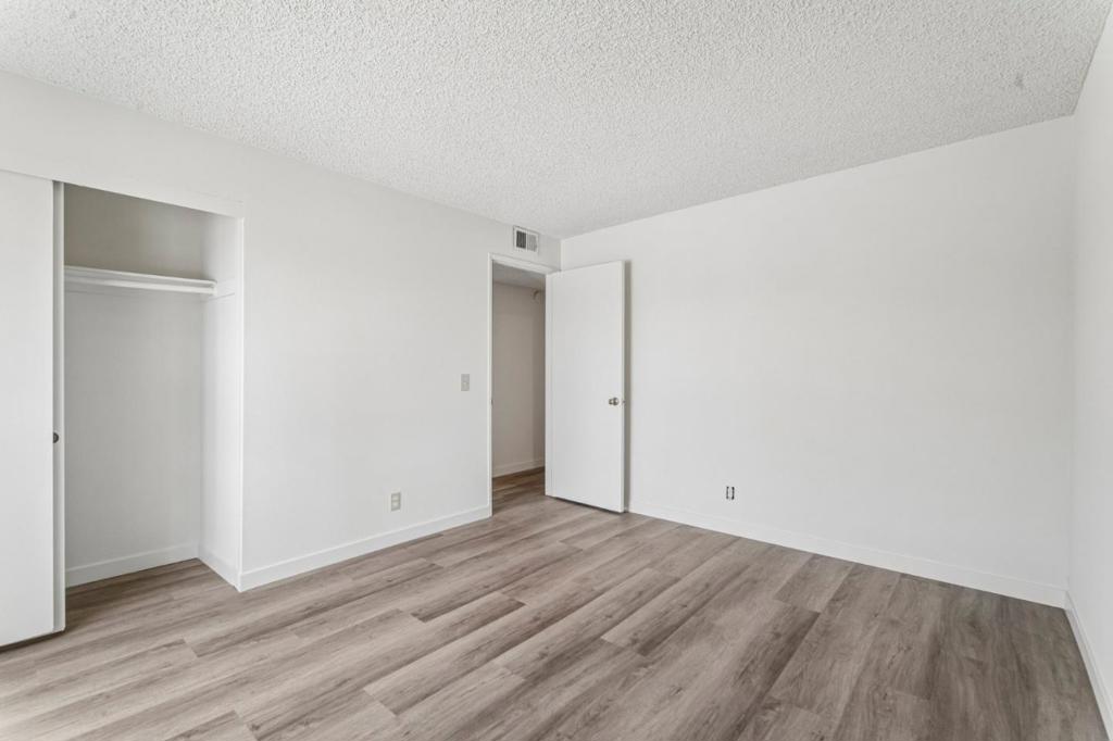 1129 E Helmick Street Property Photo 31