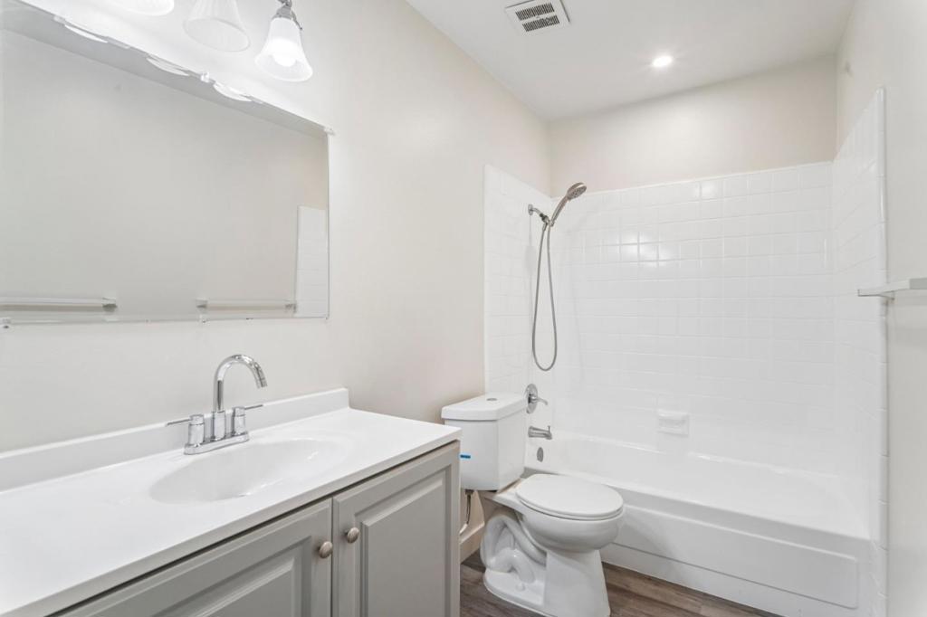 1129 E Helmick Street Property Photo 32