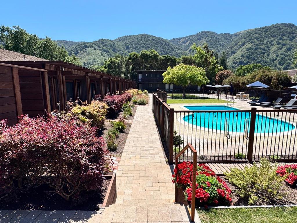 102 W Carmel Valley Road Property Photo 6