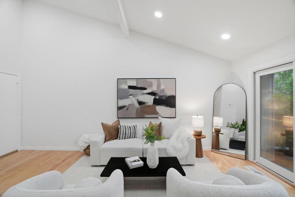 10977 Northseal Square Property Photo 3