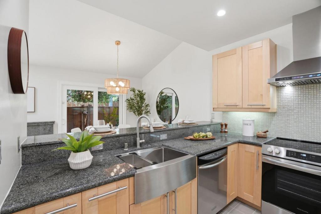 10977 Northseal Square Property Photo 11