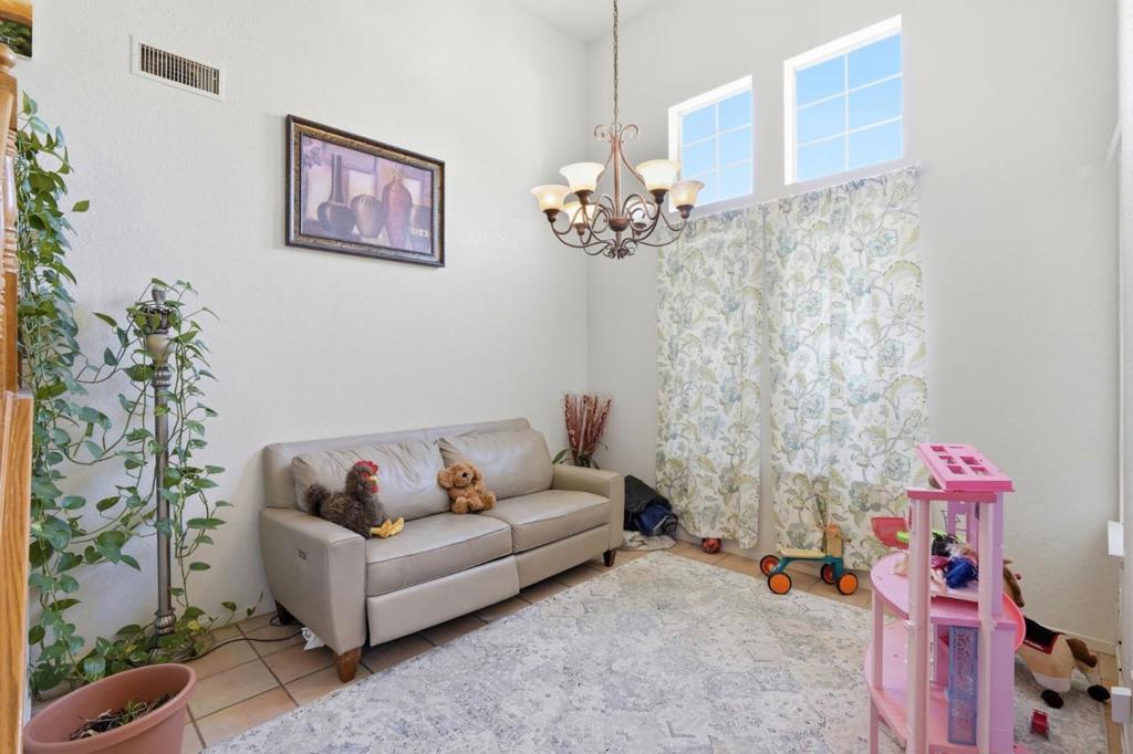 725 Everest Street Property Photo 3