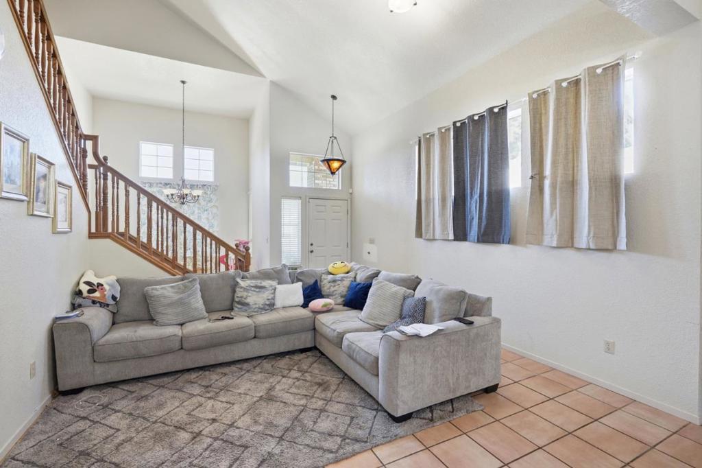 725 Everest Street Property Photo 4
