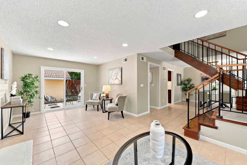 977 Ivory Creek Drive Property Photo 2