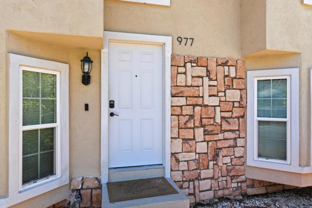977 Ivory Creek Drive Property Photo 8