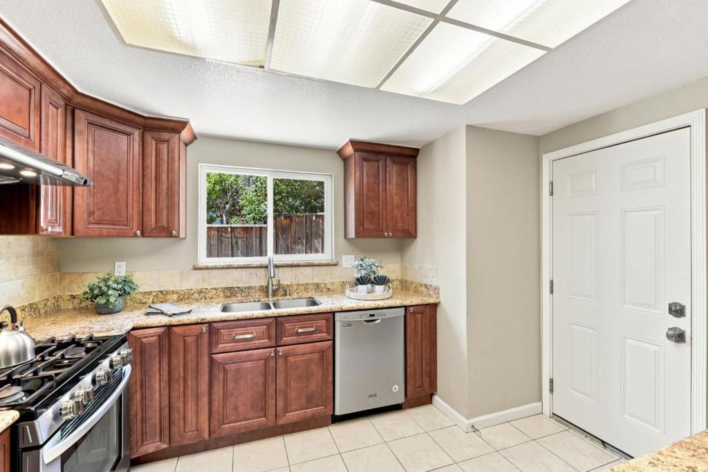 977 Ivory Creek Drive Property Photo 15