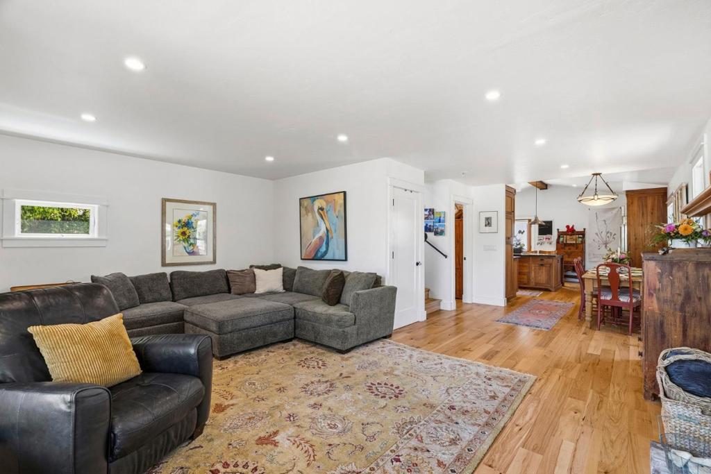529 Capitola Avenue Property Photo 6