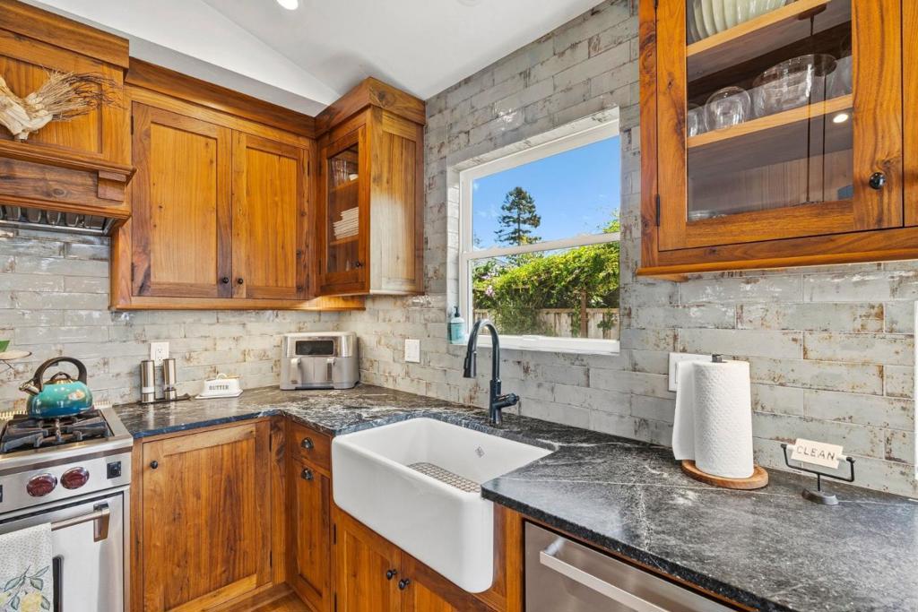 529 Capitola Avenue Property Photo 12
