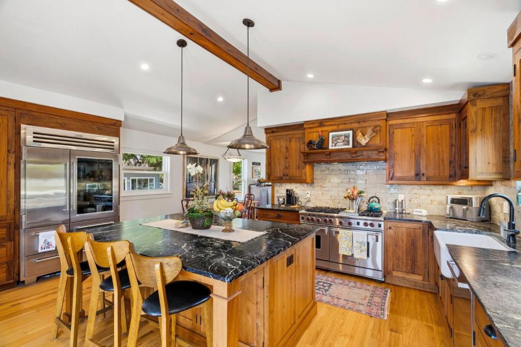 529 Capitola Avenue Property Photo 14