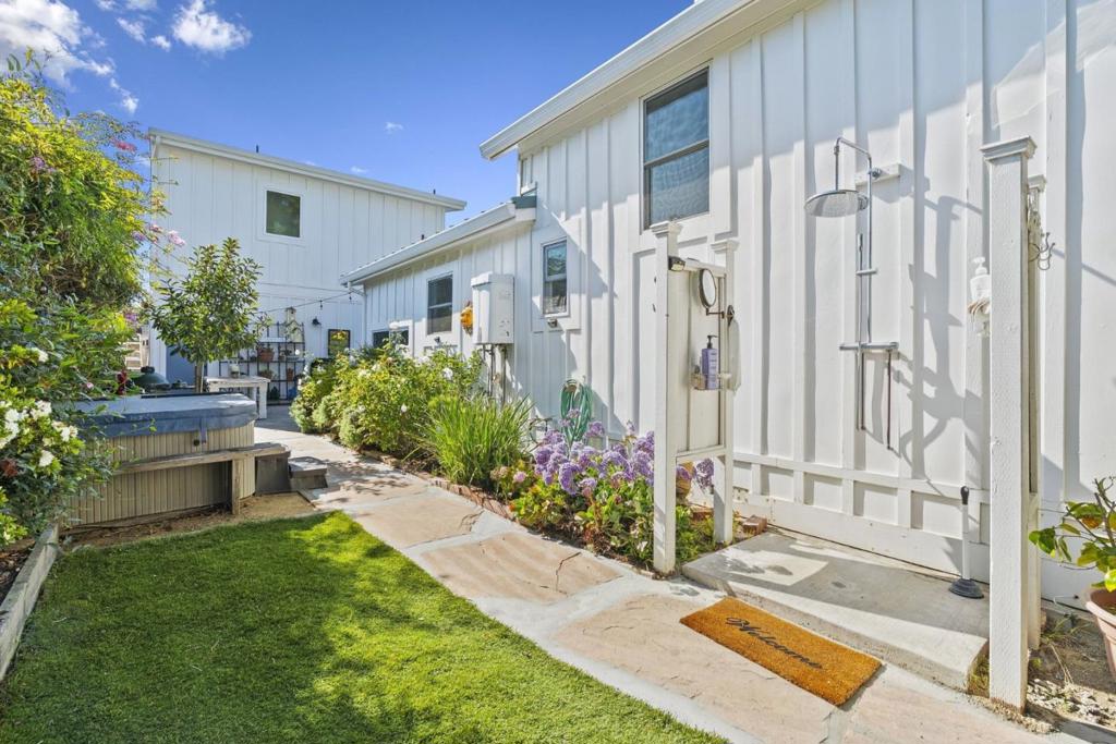 529 Capitola Avenue Property Photo 24