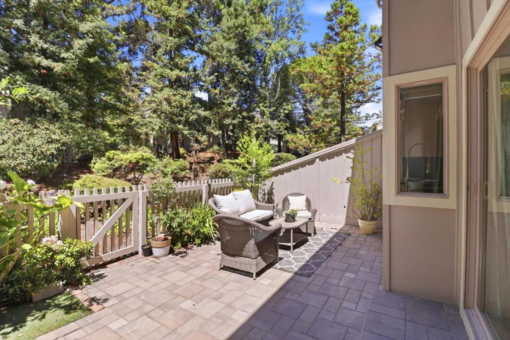 37 Weepingridge Court Property Photo 33