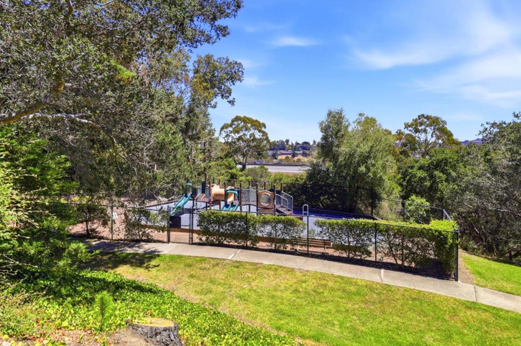 37 Weepingridge Court Property Photo 41