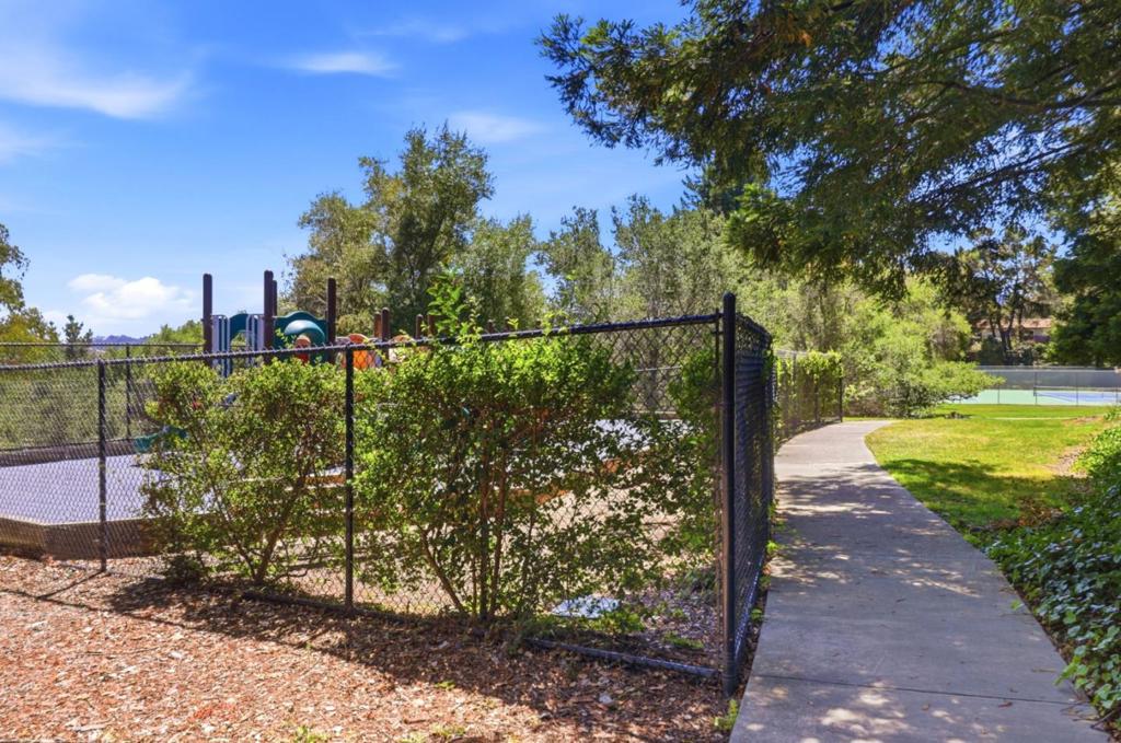 37 Weepingridge Court Property Photo 44