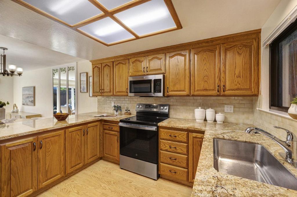 1396 Pinehurst Square Property Photo 17