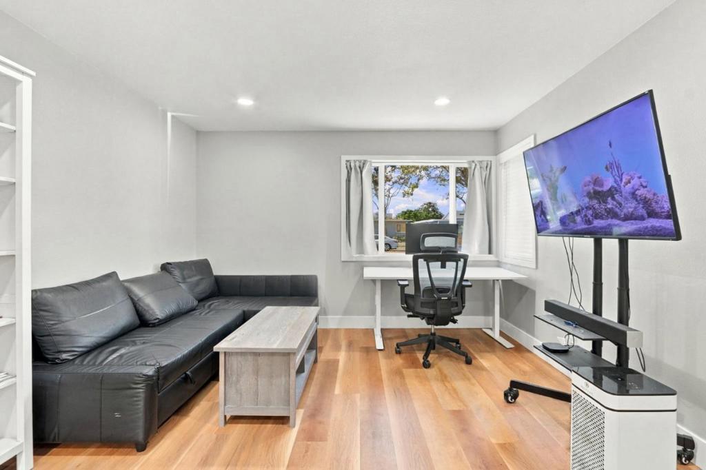 588 Borregas Avenue Property Photo 12