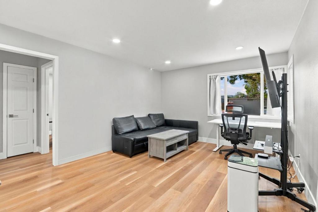 588 Borregas Avenue Property Photo 13
