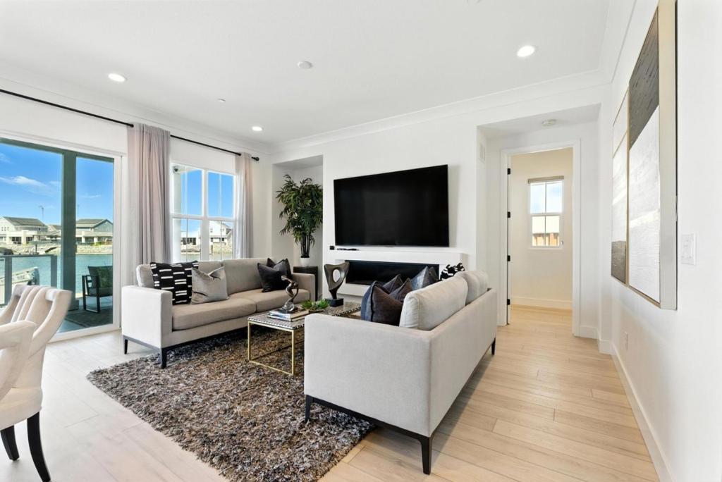 467 Halcyon Place Property Photo 4