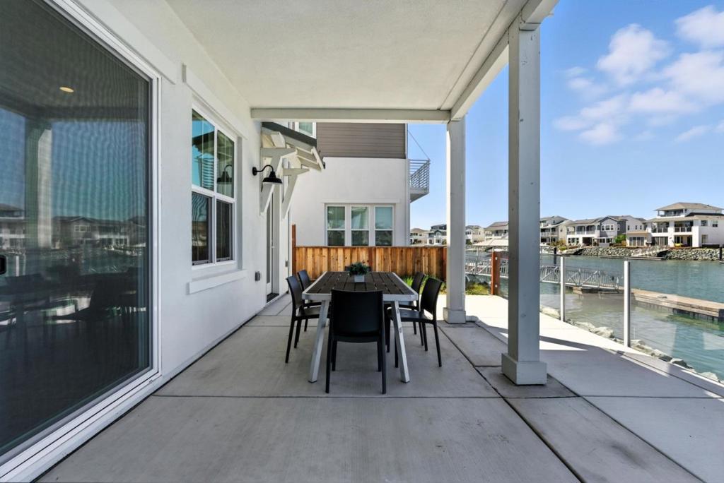 467 Halcyon Place Property Photo 36