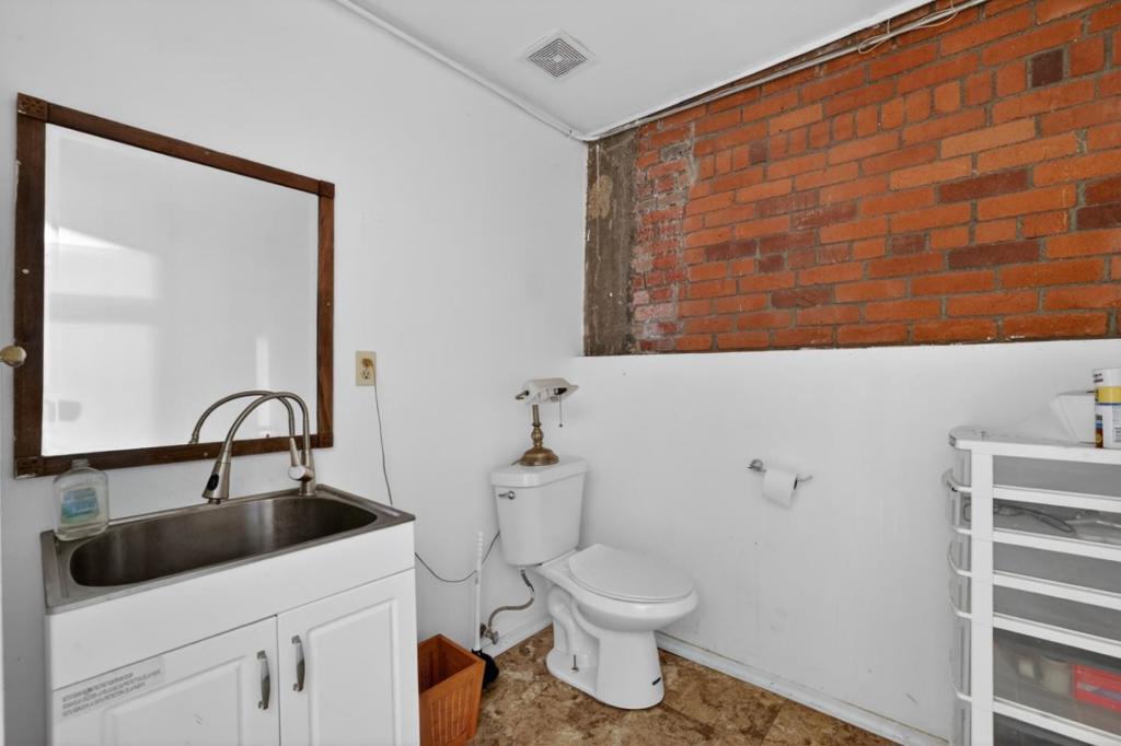 122 J Street Property Photo 8