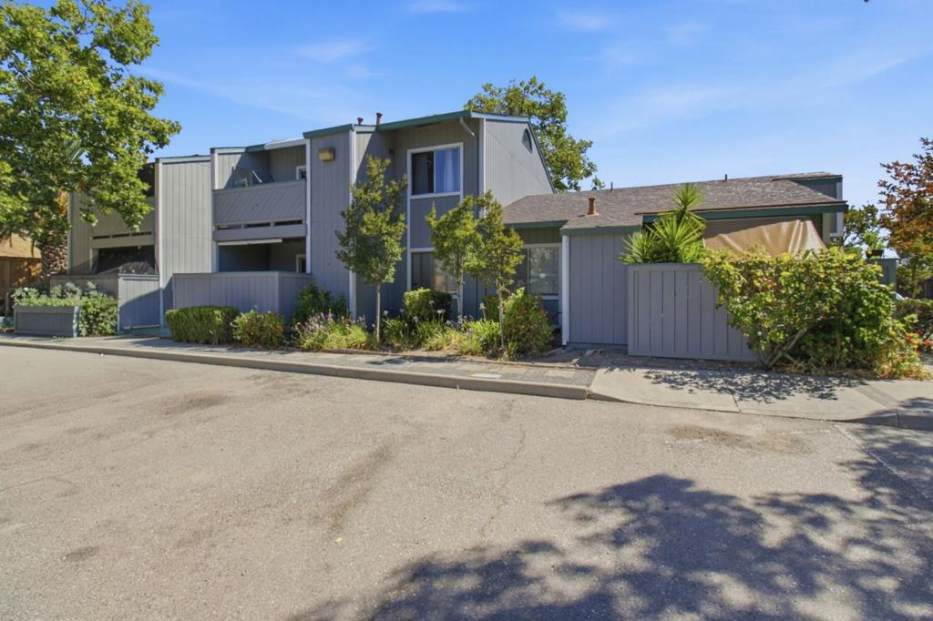 3530 Silver Oaks Way Property Photo 1