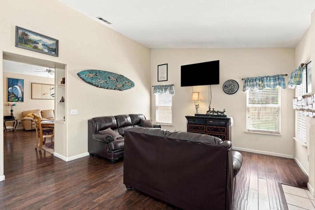 647 Elmwood Drive Property Photo 12