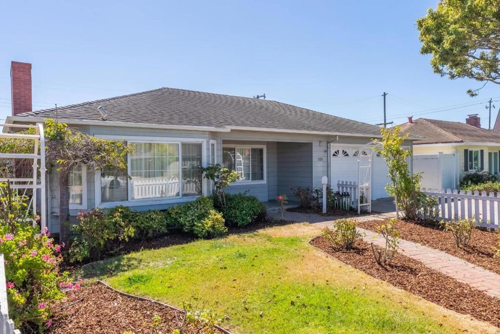 208 Angelus Drive Property Photo 3