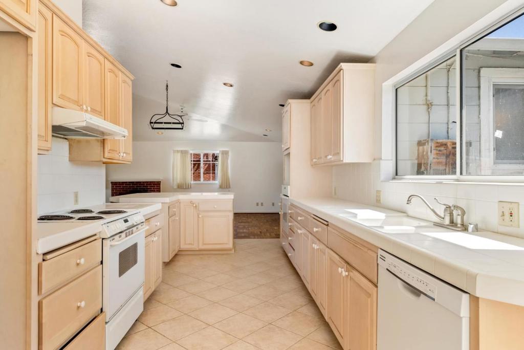 208 Angelus Drive Property Photo 17