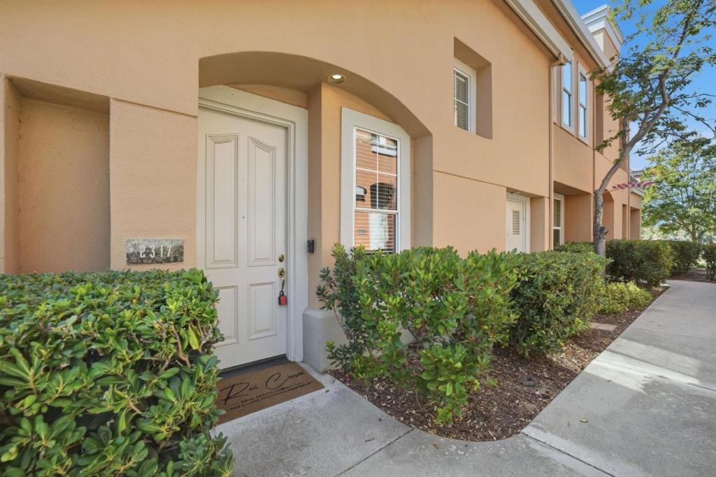 2317 Silver Breeze Court Property Photo 4