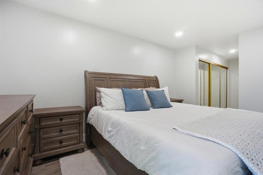 55 Massolo Drive H Property Photo 18