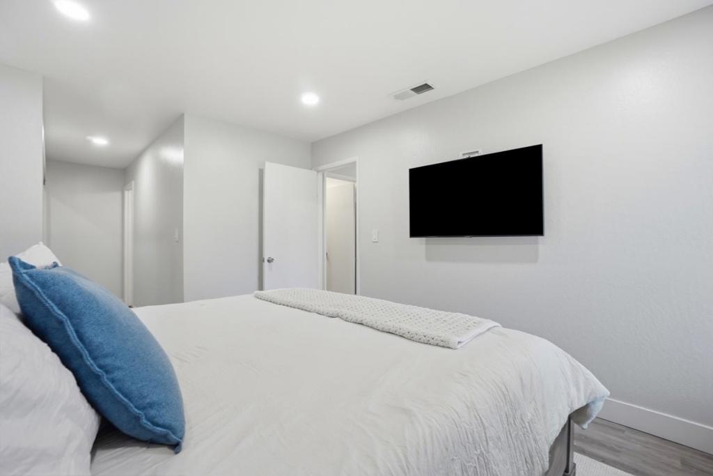 55 Massolo Drive H Property Photo 19