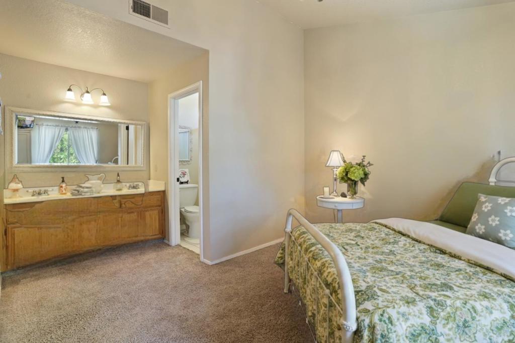 8052 Omega Way Property Photo 5
