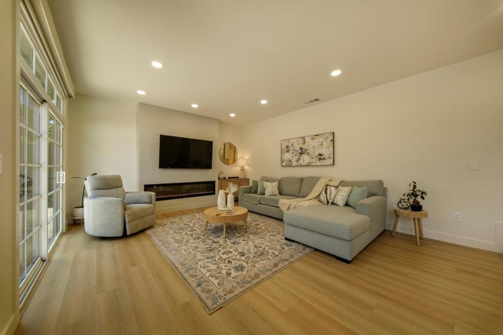 4833 Claremont Park Court Property Photo 12