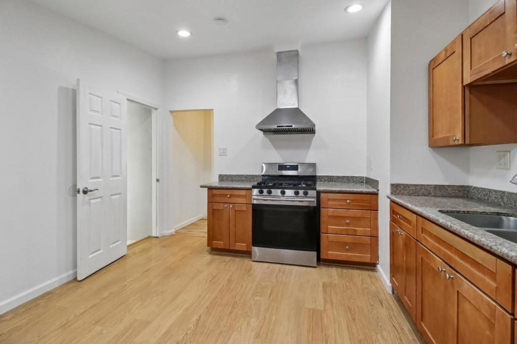 10081 Kenilworth Way Property Photo 12