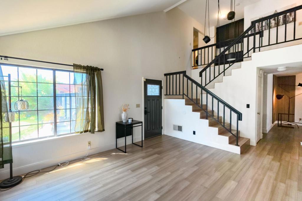 32811 Palmdale Court Property Photo 4