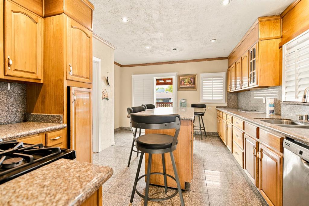 991 Mills Avenue Property Photo 8