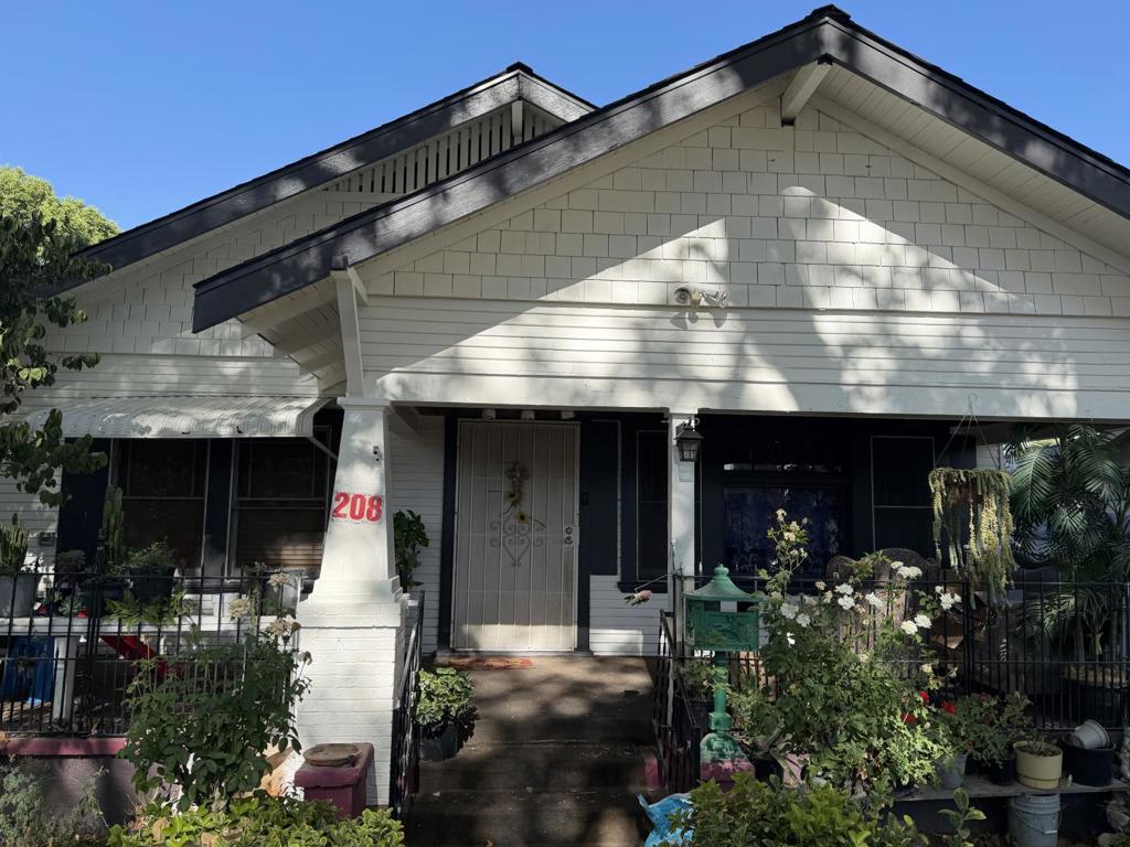 208 Yosemite Avenue Property Photo 1